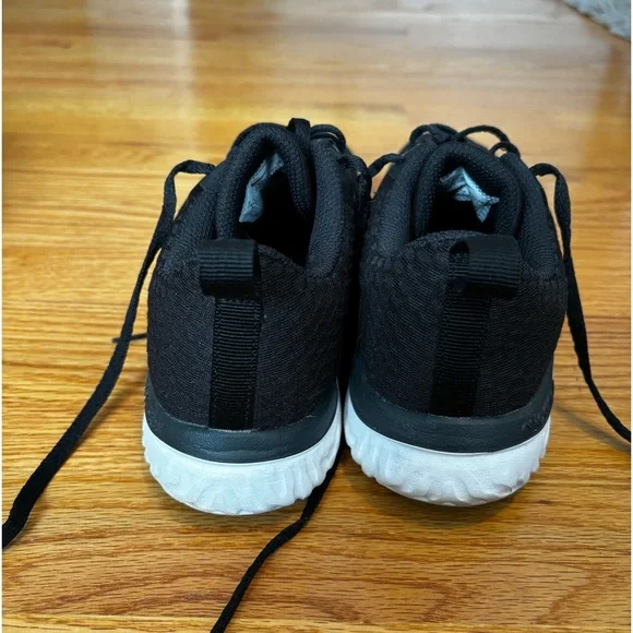 Black Nike tennis shoes - Picture 3 of 4